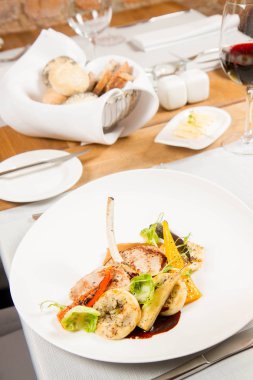 Sebzeli et yemeği bir restoranda servis