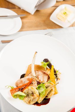 Sebzeli et yemeği bir restoranda servis