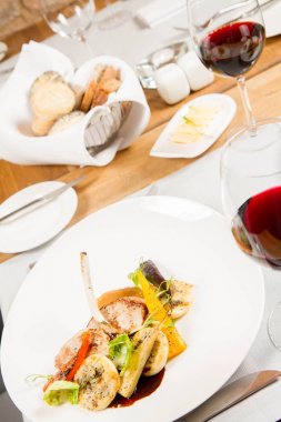 Sebzeli et yemeği bir restoranda servis