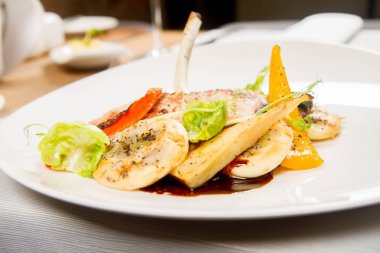 Sebzeli et yemeği bir restoranda servis