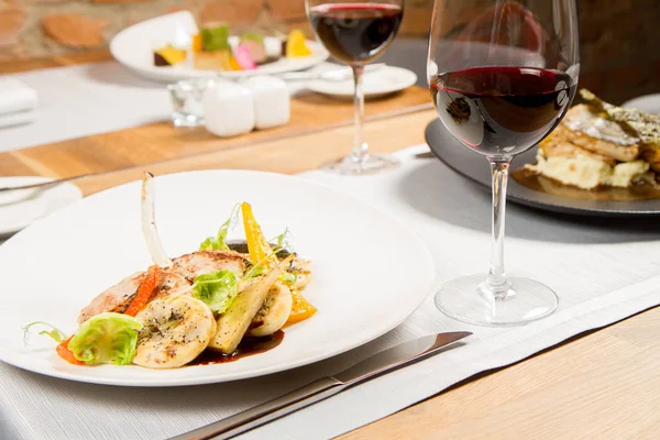 Bir restoranda farklı yemekler servis