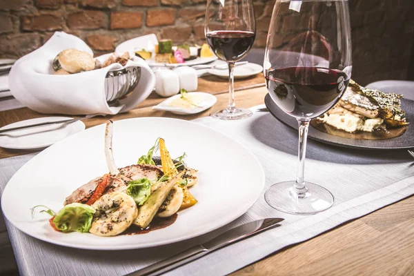 Bir restoranda farklı yemekler servis