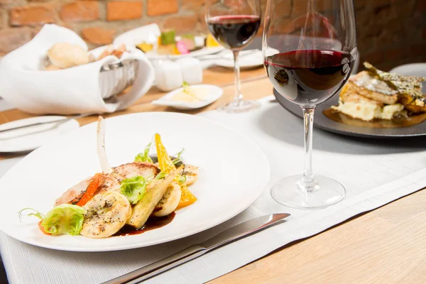 Bir restoranda farklı yemekler servis