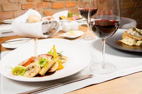 Bir restoranda farklı yemekler servis