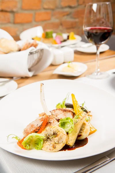 Bir restoranda farklı yemekler servis