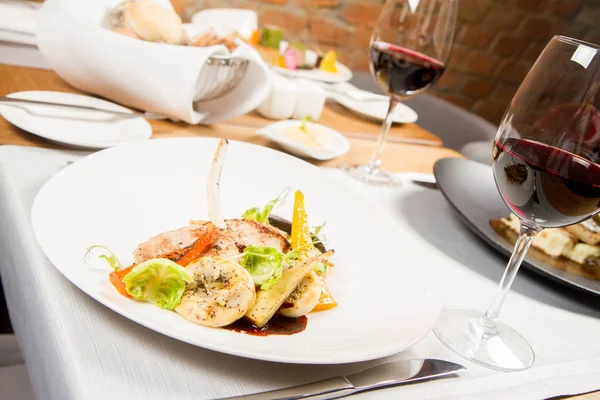 Bir restoranda farklı yemekler servis