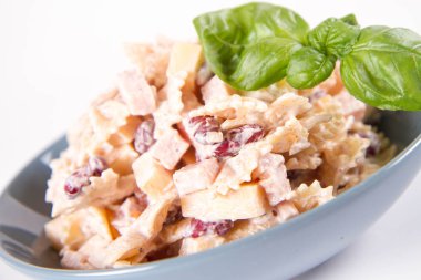 Makarna salatası peynir, jambon, barbunya fasulyesi ve mayonez ile