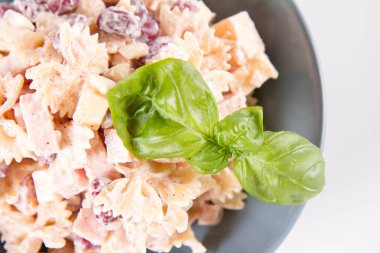 Makarna salatası peynir, jambon, barbunya fasulyesi ve mayonez ile