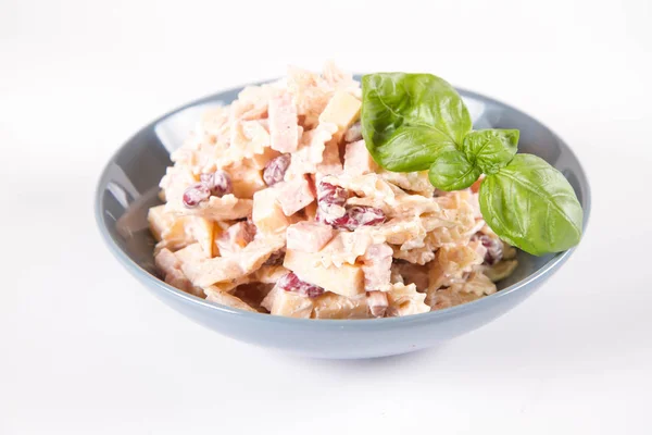 Pastasalade Met Kaas Ham Bruine Bonen Mayonaise — Stockfoto