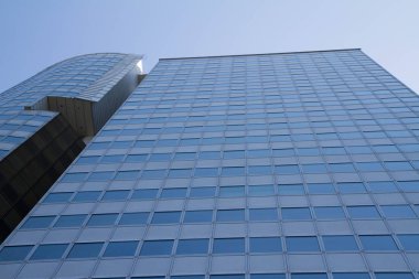 Yukarı doğru windows mavi renk veren mavi gökyüzü ile görülen gökdelen