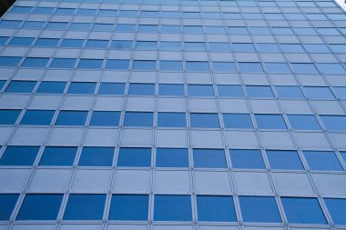 Yukarı doğru windows mavi renk veren mavi gökyüzü ile görülen gökdelen