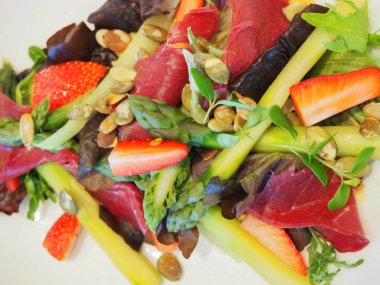 Kuşkonmaz, çilek ve jambon salatası