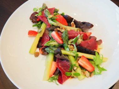 Kuşkonmaz, çilek ve jambon salatası