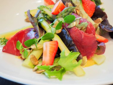 Kuşkonmaz, çilek ve jambon salatası