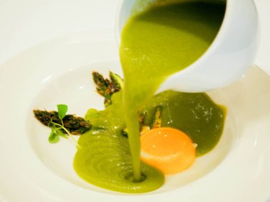 Bir yumurta ile hizmet kremalı kuşkonmaz çorbası