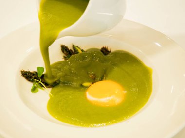 Bir yumurta ile hizmet kremalı kuşkonmaz çorbası