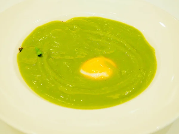 Bir Yumurta Ile Hizmet Kremalı Kuşkonmaz Çorbası — Stok fotoğraf