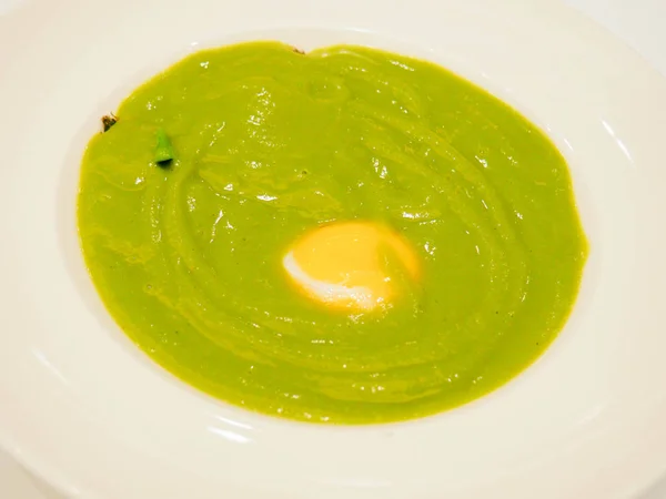 卵とアスパラガスのクリーム スープ — ストック写真