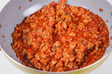 Tencerede bolonez sosu