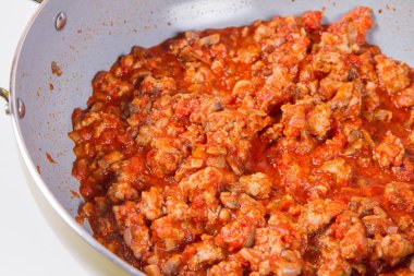 Tencerede bolonez sosu