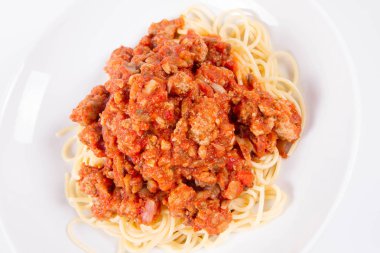 beyaz zemin üzerine bir tabak spagetti Bolonez