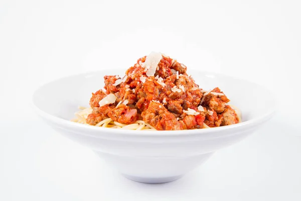 Spaghetti Bolognese Mit Parmesan Auf Einem Teller Auf Weißem Hintergrund — Stockfoto