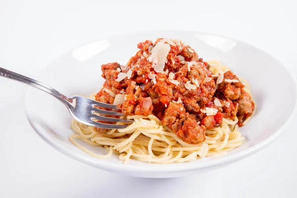 Spaghetti Bolognese Posypane Parmezanem Talerzu Białym Tle Jedzonym Widelcem — Zdjęcie stockowe