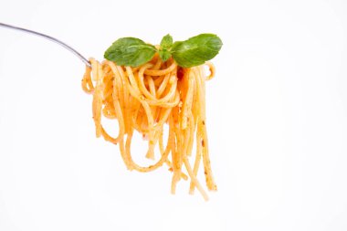 Beyaz arkaplandaki çatallı spagetti bolonez taze nane yapraklarıyla süslenmiş.