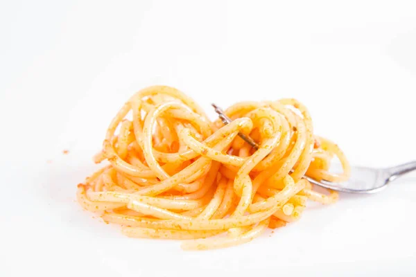 白い背景の上のフォークにスパゲッティ ボロネーゼ — ストック写真
