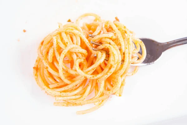 Espaguetis Boloñeses Sobre Tenedor Sobre Fondo Blanco —  Fotos de Stock