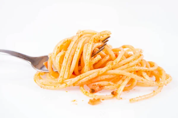 Spaghetti Bolognese Auf Einer Gabel Auf Weißem Hintergrund — Stockfoto