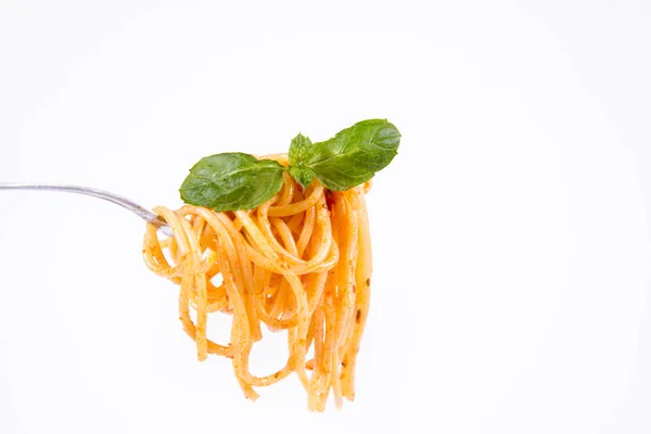 Espaguetis Boloñeses Sobre Tenedor Sobre Fondo Blanco Decorado Con Hojas —  Fotos de Stock