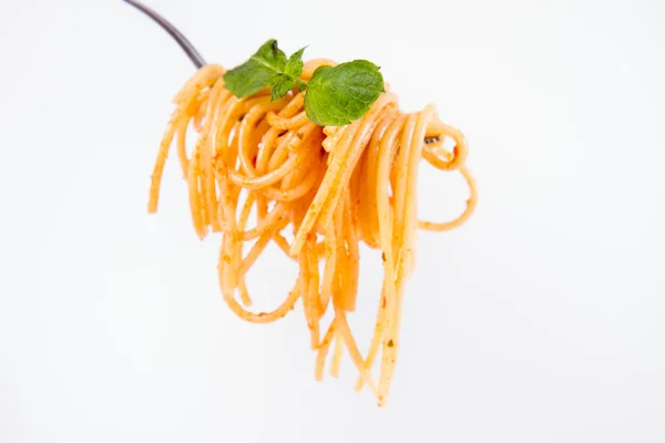 Spaghetti Bolognese Forchetta Fondo Bianco Decorato Con Foglie Menta Fresca — Foto Stock