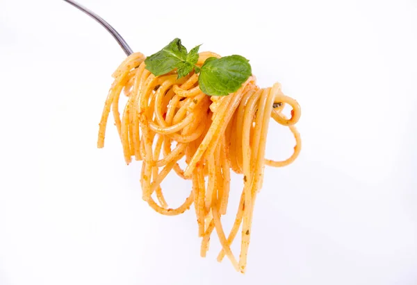 Спагетті Болоньєзе Виделці Білому Тлі Прикрашеному Свіжим Листям Яти — стокове фото
