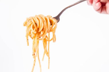 Spagetti bolognese üzerinde beyaz bir arka plan üzerinde bir çatalı