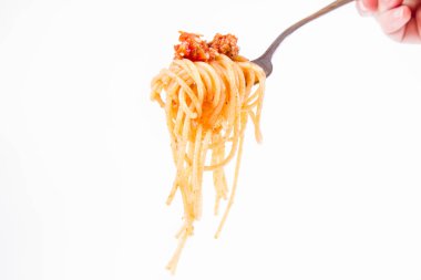 Spagetti bolognese üzerinde beyaz bir arka plan üzerinde bir çatalı