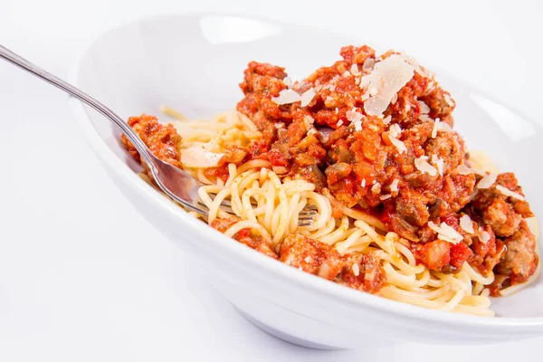 Espaguetis Boloñeses Que Comen Con Tenedor Sobre Fondo Blanco —  Fotos de Stock