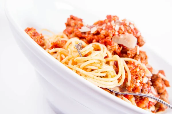 Spaghetti Bolognese Wordt Gegeten Met Een Vork Een Witte Achtergrond — Stockfoto