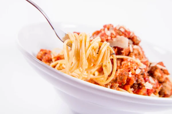 Espaguetis Boloñeses Que Comen Con Tenedor Sobre Fondo Blanco —  Fotos de Stock