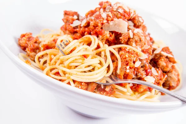 Spaghetti Bolognese Mangiati Con Una Forchetta Fondo Bianco — Foto Stock