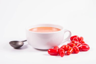 Gazpacho çorbası ve beyaz arka planda klasik kaşıkla domates çorbası.