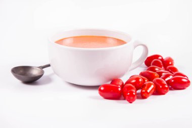 Gazpacho çorbası ve beyaz arka planda klasik kaşıkla domates çorbası.