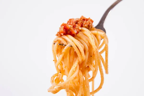 Spagetti Bolognese Üzerinde Beyaz Bir Arka Plan Üzerinde Bir Çatalı — Stok fotoğraf