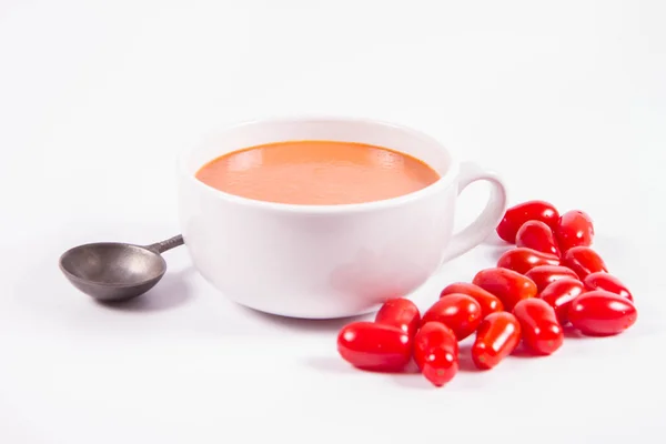 Gazpacho Suppe Noen Tomater Hvit Bakgrunn Med Årgangsskje – stockfoto