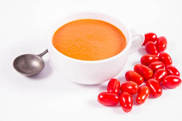 Soupe Gaspacho Quelques Tomates Sur Fond Blanc Avec Une Cuillère — Photo