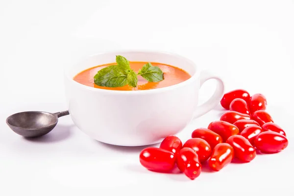 Sopa Gaspacho Decorada Com Hortelã Fresca Alguns Tomates Fundo Branco — Fotografia de Stock
