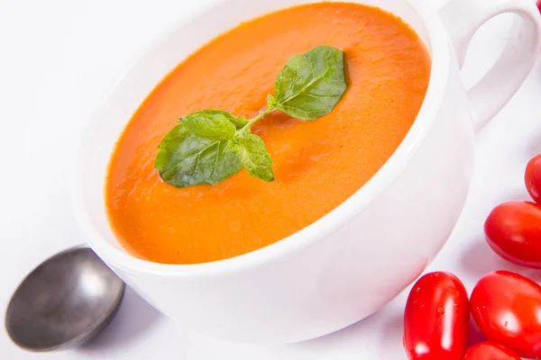 Sopa Gaspacho Decorada Com Hortelã Fresca Alguns Tomates Fundo Branco — Fotografia de Stock