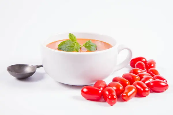 Sopa Gaspacho Decorada Com Hortelã Fresca Alguns Tomates Fundo Branco — Fotografia de Stock