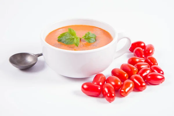 Gazpacho Polévka Zdobené Čerstvou Mátou Černým Pepřem Některé Rajčata Bílém — Stock fotografie