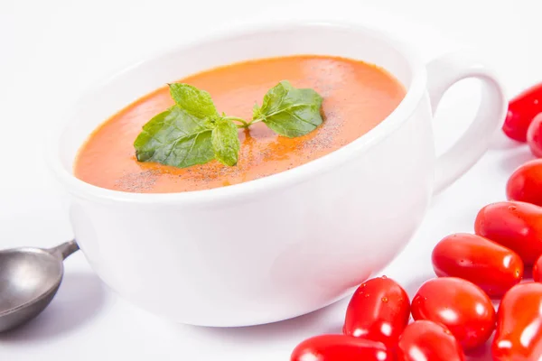 Sopa Gazpacho Decorada Con Menta Fresca Pimienta Negra Algunos Tomates —  Fotos de Stock